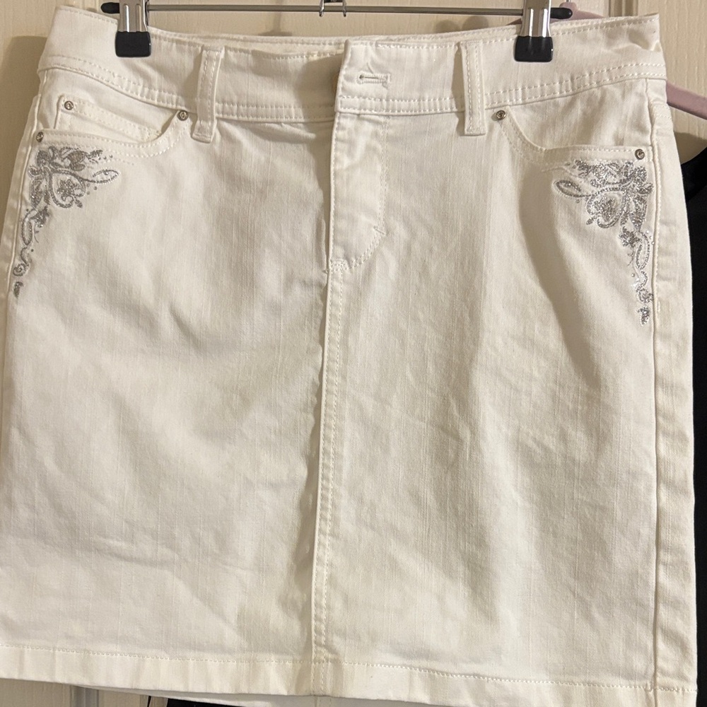 White House Black Market White Mini Skirt with Silver Embroidery
